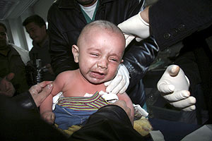Un niño palestino es examinado en el hospital tras ser herido en un bombardeo. (Foto: AP)