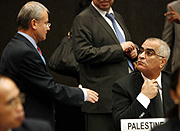 El representante israelí saluda a su homólogo palestino en el Consejo de Derechos Humanos, en Ginebra. (Foto: AFP)