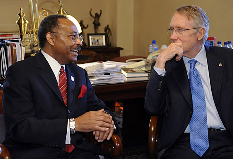 Burris, en una reunión con Reid en el Senado la semana pasada. (Foto: AP)