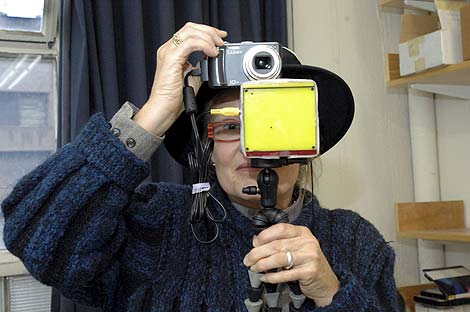 La científica estadounidense Elizabeth Goldring probando su invento. (Foto: EFE)