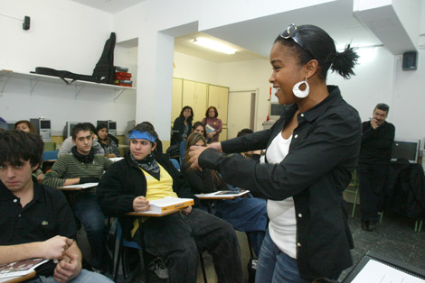 Ari dando clase en el instituto