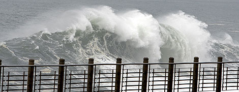 El mal tiempo ha provocado un fuerte oleaje en la costa cantábrica. (Foto: EFE) El mal tiempo ha provocado un fuerte oleaje en la costa cantábrica. (Foto: EFE)