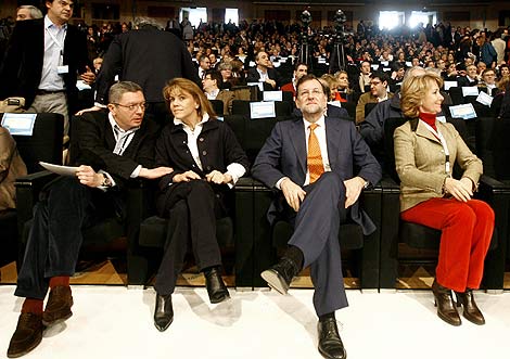 En primera fila en el Foro, Ruiz Gallardon, De Cospedal, Rajoy y Aguirre. |A. Di Lolli