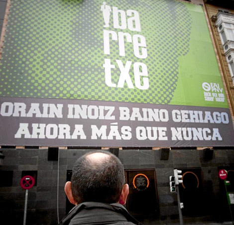 Ibarretxe frente al toldo desplegado en Sabin Etxea. | Carlos García