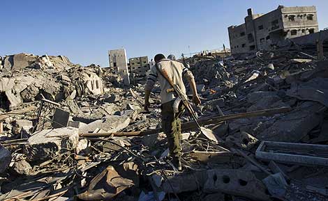 Un militante de Hamas camina por las ruinas de la comisaria | AP