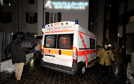 Eluana llega en ambulancia a la clínica de Udine 'La Quiete'. | Efe
