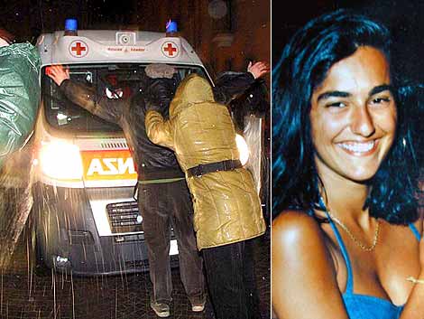 A la izquierda, varias personas intentan impedir el traslado en ambulancia de Eluana hacia la clínica 'La Quiete'. A la derecha, Eluana Englaro. | Fotos: Efe | Reuters