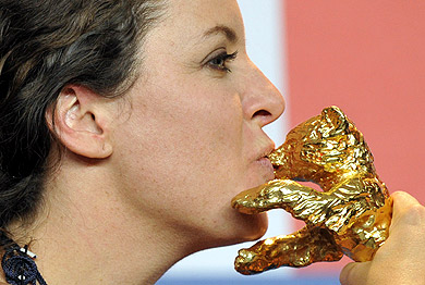Claudia Llosa besa su Oso de Oro en Berlín. | AFP