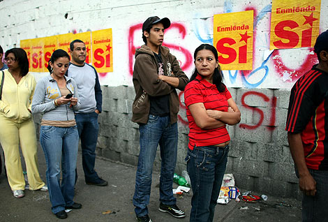 Varias personas esperan su turno para votar en Caracas. | AFP