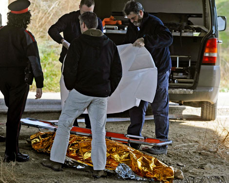 Agentes de Mossos d'Esquadra, ante el cuerpo hallado flotando en el agua | Foto: Efe Agentes de Mossos d'Esquadra, ante el cuerpo hallado flotando en el agua | Foto: Efe