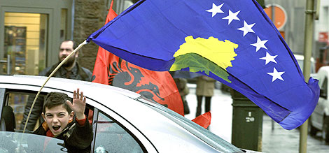 Un niño kosovar celebra el aniversario en Bruselas. | AFP Un niño kosovar celebra el aniversario en Bruselas. | AFP