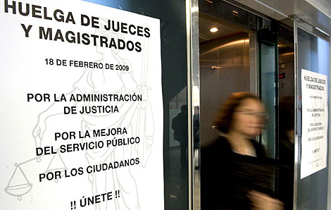 Cartel que llama a la huelga en la ciudad de la Justicia de Valencia. | Efe