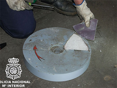 Imagen de los generadores donde la banda guardaba la droga. (Policía) Imagen de los generadores donde la banda guardaba la droga. (Policía)