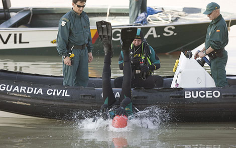 Labores de búsqueda en el Guadalquivir. | Efe