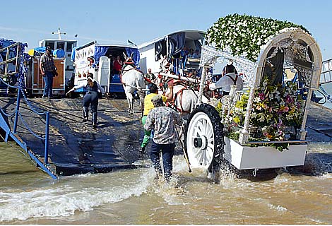 Las carretas embarcan para cruzar el Guadalquivir y entrar en Doñana. | J.F. Ferrer Las carretas embarcan para cruzar el Guadalquivir y entrar en Doñana. | J.F. Ferrer