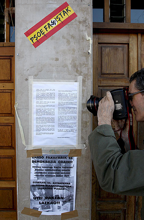 Carteles amenazantes aparecidos en Lazkao. | Efe