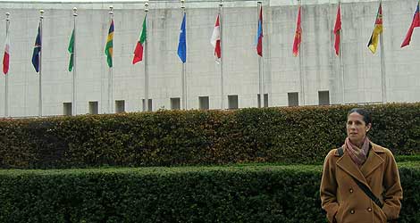 Ana Peláez de espaldas a la sede de la ONU en Nueva York. | Servimedia