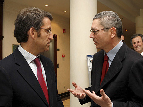 Alberto Núñez Feijóo conversa con el alcalde de Madrid, Alberto Ruiz Gallardón, en Vigo. | Efe