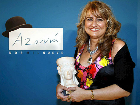 Lola Beccaria recibindo o premio azorin da novela