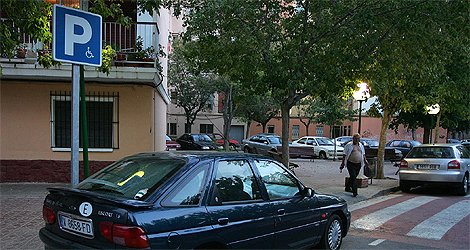 Un coche aparece estacionado en una plaza reservada a personas discapacitadas. | Benito Pajares Un coche aparece estacionado en una plaza reservada a personas discapacitadas. | Benito Pajares