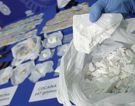En el registro se intervinieron 647 gramos de cocaína, 344 gramos de heroína y 39.618 euros. En la foto, parte de la droga intervenida. (Foto: Efe)
