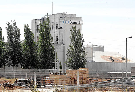 Fachada principal de la papelera Smurfit ubicada en Arroyo(Valladolid).| Montse Álvarez