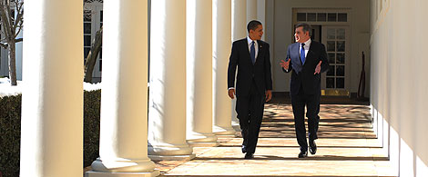 Obama y Brown caminan por el exterior de la Casa Blanca. | AFP