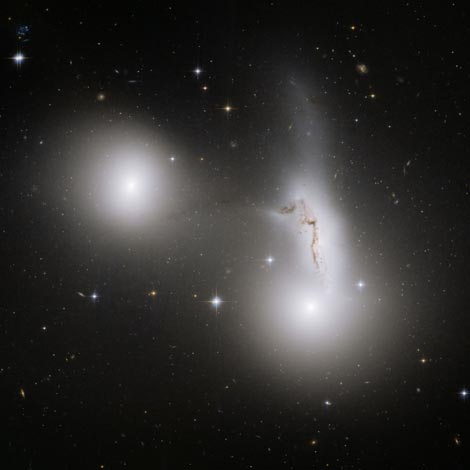 Imagen captada por el 'Hubble' de las tres galaxias que podrían fusionarse. | ESA