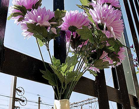 Un ramo de flores recuerda el quinto aniversario del 11-M en Atocha. | Foto: S. Enríquez