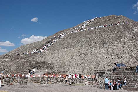 Miles de personas hacen cola para subir a la pirámide del Sol.  Efe