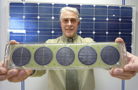 Enrique Alcor muestra la placa solar que trajo de EEUU hace 31 años. (Foto: G. C. D.)