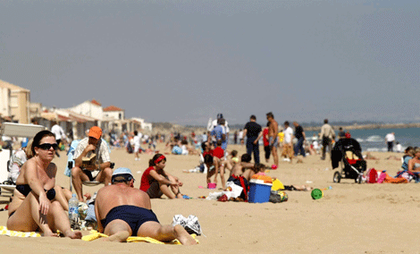 Las altas temperaturas y la subida del nivel del mar afectarán al turismo de sol y playa. (Foto: Efe)