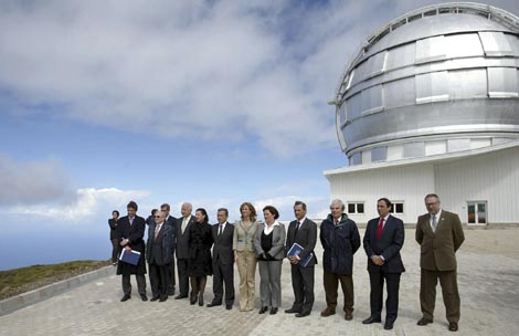 La ministra de Ciencia e Innovación, Cristina Garmendia, con el equipo rector del Instituto AstrofÃsico de Canarias, el jueves junto al GTC de La Palma. /Efe