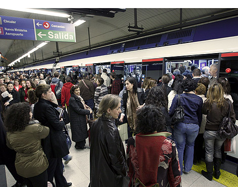 Aglomeraciones en el metro de Madrid por la huelga de conductores (Foto: Efe)
