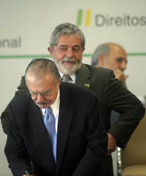 El jefe del Senado brasileño, José Sarney, en primer plano, junto al presidente Lula. | Efe