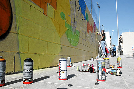 Jóvenes participando en el programa municipal MurArt. | Roberto Pérez