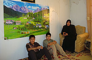 Um Mustafa, acompañada de sus hijos en su caravana de Shkuk.