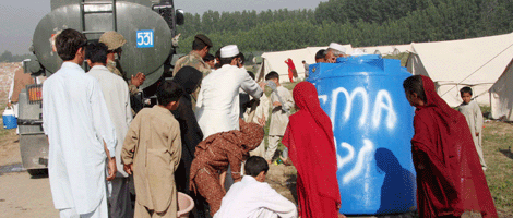 Un grupo de desplazados pakistaníes recibe ayuda. | Efe