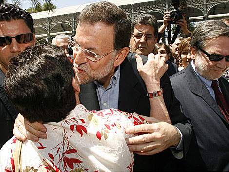 Rajoy besa a una simpatizante durante su paseo por las calles de Córdoba. | Madero Cubero