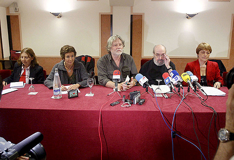 Presentación de Iniciativa Internacionalista, encabezada por Alfonso Sastre (2º por la dcha.). | Efe