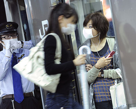 Ciudadanos japoneses, con mascarillas en el metro.| Afp