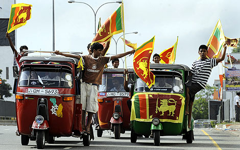 Varios ciudadanos celebran por las calles de Colombo la victoria. | AFP