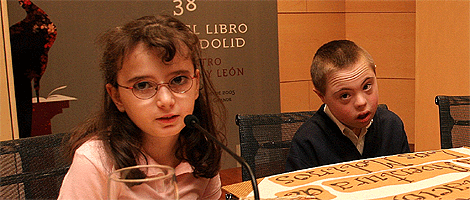 Ni&ntilde;os con discapacidad llevan a cabo la lectura de un libro. | Carlos Espeso
