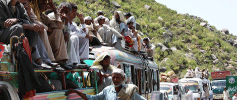 Pakistaníes desplazados huyen de la región de Buner. | Efe