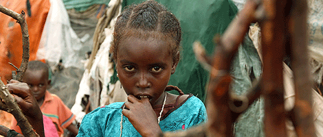 Niña somalí que depende de la ayuda humanitaria. | AFP