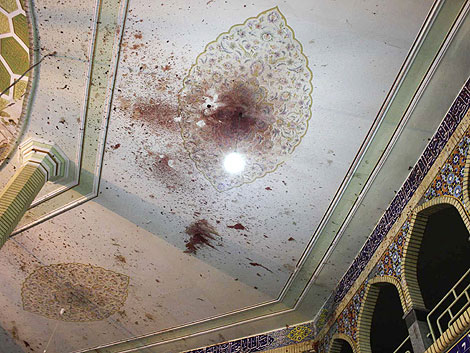 El techo de la mezquita ensangrentado tras el atentado. | Reuters