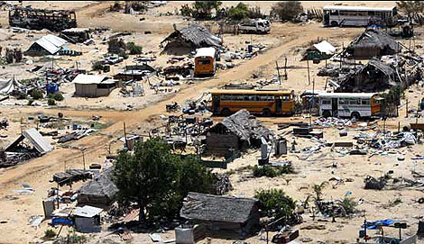 Uno de los poblados,destrozados por los bombardeos. |AP Uno de los poblados,destrozados por los bombardeos. |AP