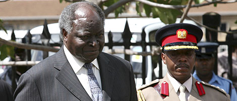 El presidente keniano, Mwai Kibaki, a la izq., llega al Parlamento en Nairobi. | Reuters