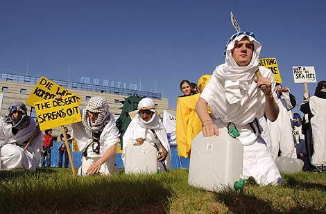 Activistas de Greenpeace disfrazados de beduinos simulan estar desesperados por la carencia de agua. | Efe