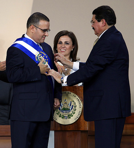 Mauricio Funes, tras recibir la banda presidencial de manos del presidente del Congreso, Ciro Cruz Cepeda., en presencia de su esposa, Vanga Pignata. | AP
